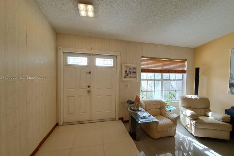 House in Miami, Florida 4 bedrooms, 166.95 sq.m. № 2066344 - photo 3