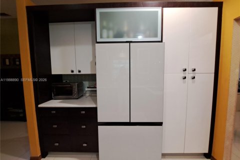 House in Miami, Florida 4 bedrooms, 166.95 sq.m. № 2066344 - photo 8