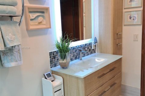 House in Miami, Florida 4 bedrooms, 166.95 sq.m. № 2066344 - photo 24