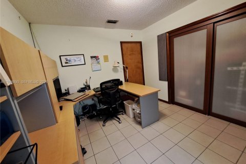 House in Miami, Florida 4 bedrooms, 166.95 sq.m. № 2066344 - photo 21