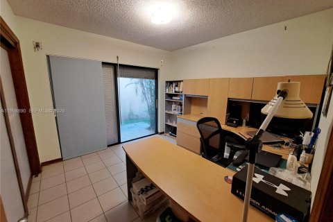 House in Miami, Florida 4 bedrooms, 166.95 sq.m. № 2066344 - photo 20