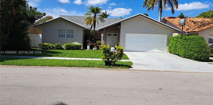 House in Miami, Florida 4 bedrooms, 166.95 sq.m. № 2066344