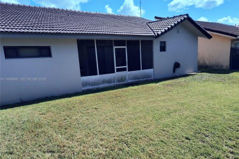 House in Miami, Florida 4 bedrooms, 166.95 sq.m. № 2066344 - photo 27