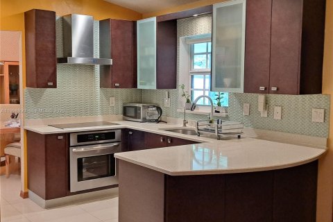 House in Miami, Florida 4 bedrooms, 166.95 sq.m. № 2066344 - photo 7