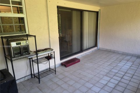 House in Miami, Florida 4 bedrooms, 166.95 sq.m. № 2066344 - photo 29