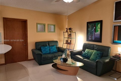 House in Miami, Florida 4 bedrooms, 166.95 sq.m. № 2066344 - photo 10