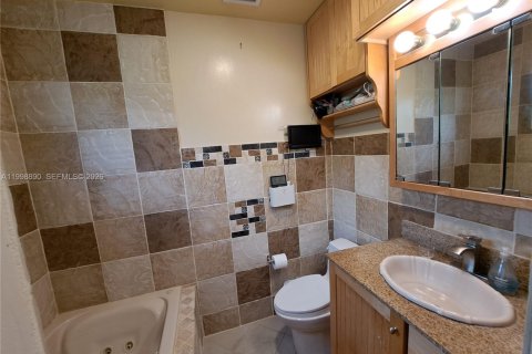 House in Miami, Florida 4 bedrooms, 166.95 sq.m. № 2066344 - photo 17