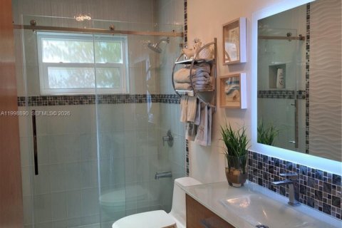 House in Miami, Florida 4 bedrooms, 166.95 sq.m. № 2066344 - photo 23