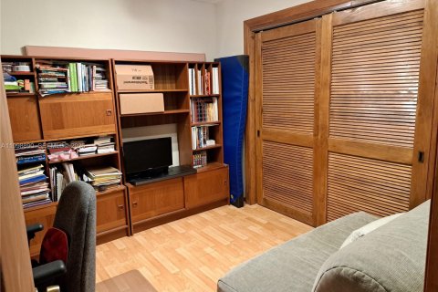 House in Miami, Florida 4 bedrooms, 166.95 sq.m. № 2066344 - photo 25