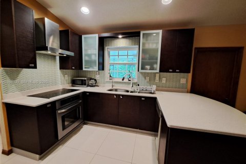 House in Miami, Florida 4 bedrooms, 166.95 sq.m. № 2066344 - photo 9