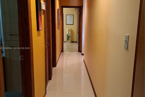 House in Miami, Florida 4 bedrooms, 166.95 sq.m. № 2066344 - photo 22