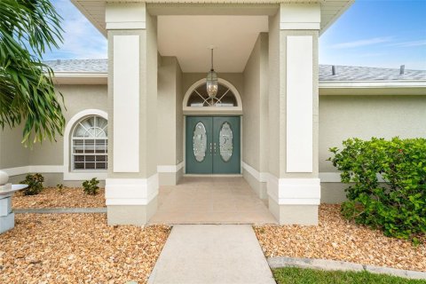 House in Cape Coral, Florida 4 bedrooms, 230.86 sq.m. № 2386153 - photo 7