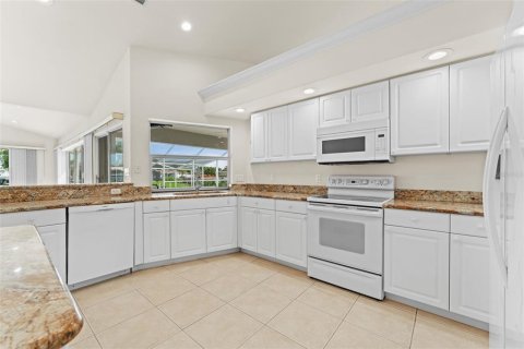 House in Cape Coral, Florida 4 bedrooms, 230.86 sq.m. № 2386153 - photo 12