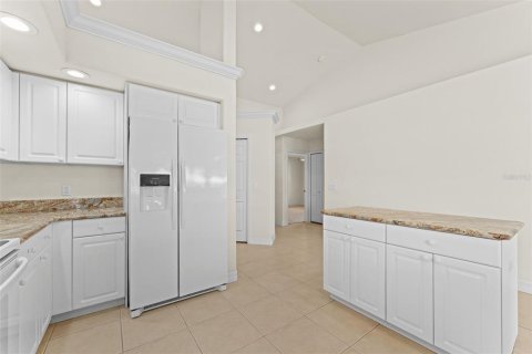 House in Cape Coral, Florida 4 bedrooms, 230.86 sq.m. № 2386153 - photo 15