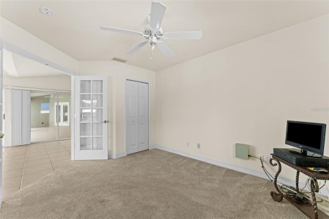House in Cape Coral, Florida 4 bedrooms, 230.86 sq.m. № 2386153 - photo 29