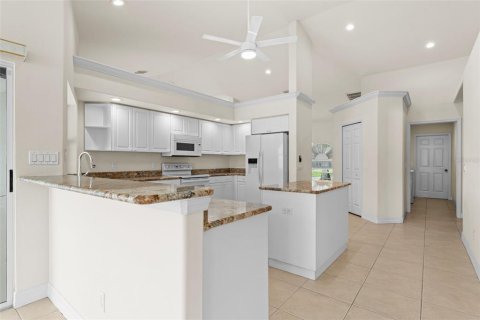 House in Cape Coral, Florida 4 bedrooms, 230.86 sq.m. № 2386153 - photo 17