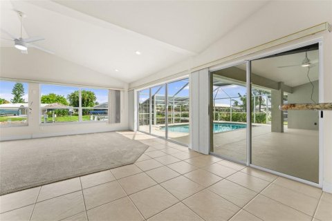 House in Cape Coral, Florida 4 bedrooms, 230.86 sq.m. № 2386153 - photo 19