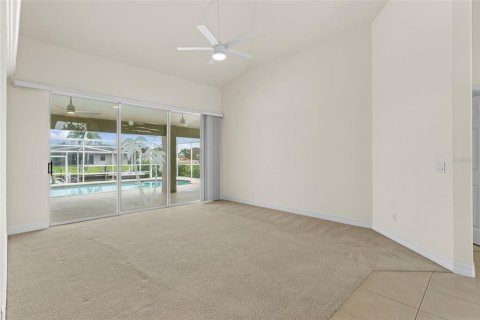 House in Cape Coral, Florida 4 bedrooms, 230.86 sq.m. № 2386153 - photo 10