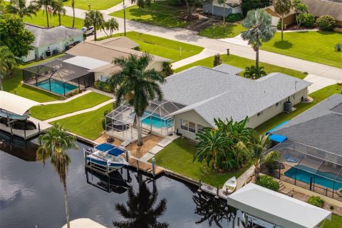 House in Cape Coral, Florida 4 bedrooms, 230.86 sq.m. № 2386153 - photo 4