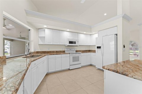 House in Cape Coral, Florida 4 bedrooms, 230.86 sq.m. № 2386153 - photo 14