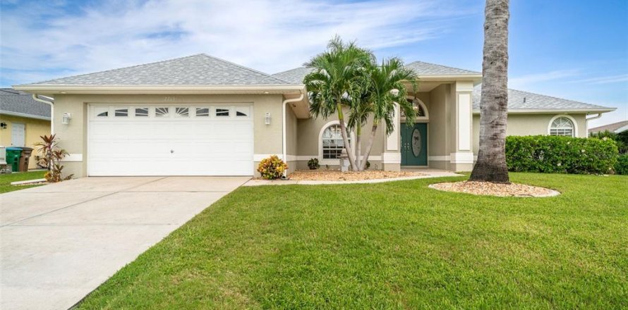 House in Cape Coral, Florida 4 bedrooms, 230.86 sq.m. № 2386153