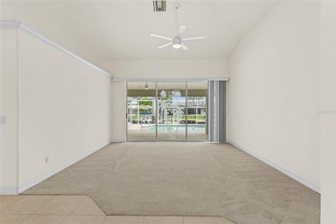 House in Cape Coral, Florida 4 bedrooms, 230.86 sq.m. № 2386153 - photo 9