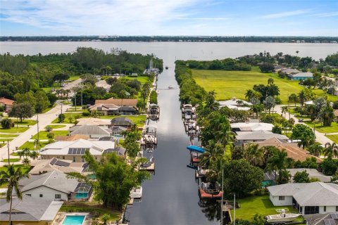 House in Cape Coral, Florida 4 bedrooms, 230.86 sq.m. № 2386153 - photo 5