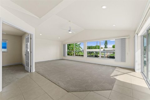 House in Cape Coral, Florida 4 bedrooms, 230.86 sq.m. № 2386153 - photo 20