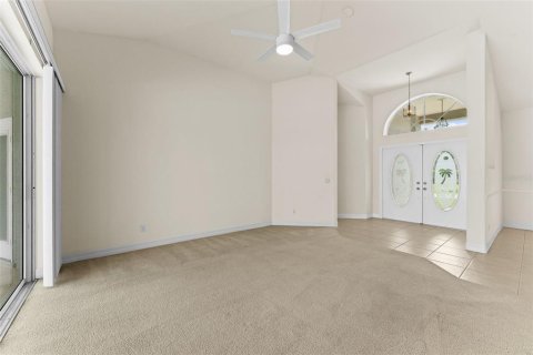 House in Cape Coral, Florida 4 bedrooms, 230.86 sq.m. № 2386153 - photo 11