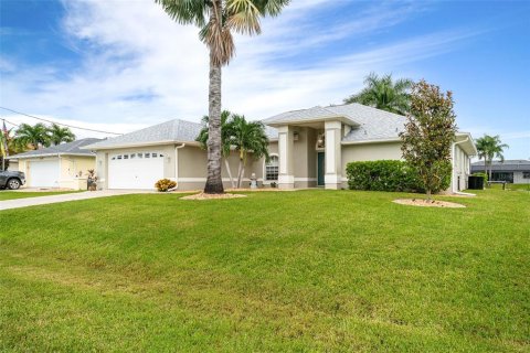 House in Cape Coral, Florida 4 bedrooms, 230.86 sq.m. № 2386153 - photo 6