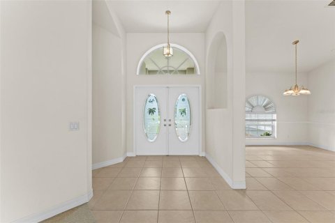 House in Cape Coral, Florida 4 bedrooms, 230.86 sq.m. № 2386153 - photo 8
