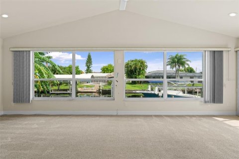 House in Cape Coral, Florida 4 bedrooms, 230.86 sq.m. № 2386153 - photo 21