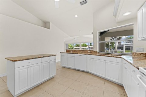 House in Cape Coral, Florida 4 bedrooms, 230.86 sq.m. № 2386153 - photo 13