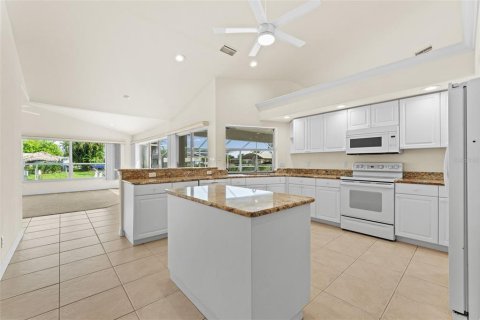 House in Cape Coral, Florida 4 bedrooms, 230.86 sq.m. № 2386153 - photo 16