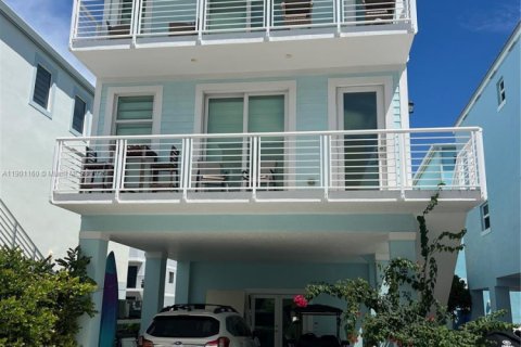 House in Key Largo, Florida 3 bedrooms, 132.66 sq.m. № 1952313 - photo 2