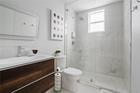 House in Key Largo, Florida 3 bedrooms, 132.66 sq.m. № 1952313 - photo 12