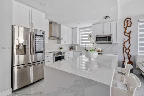 House in Key Largo, Florida 3 bedrooms, 132.66 sq.m. № 1952313 - photo 5