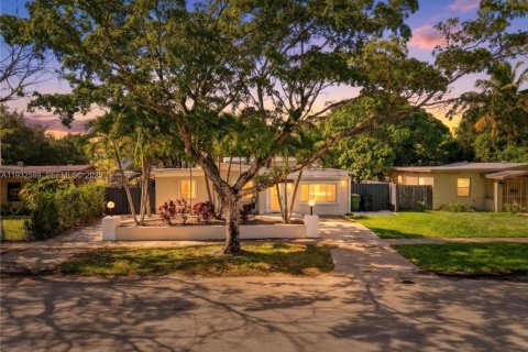 Снять в аренду виллу или дом в Норт-Майами, Флорида 4 спальни, 169.27м2, № 1991006 - фото 1