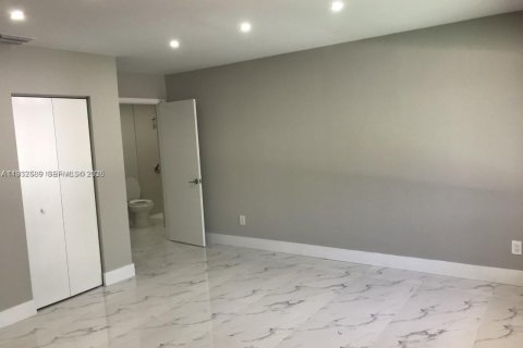 Снять в аренду виллу или дом в Норт-Майами, Флорида 4 спальни, 169.27м2, № 1991006 - фото 13