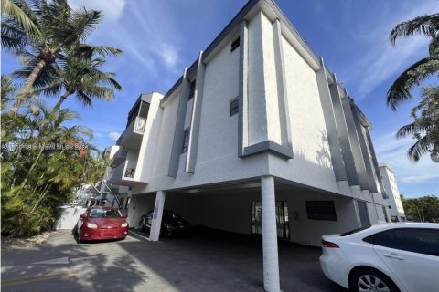 Condominio en alquiler en North Miami Beach, Florida, 2 dormitorios, 78.13 m2 № 1928170 - foto 3