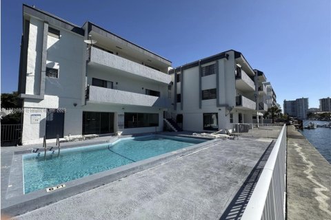 Condominio en alquiler en North Miami Beach, Florida, 2 dormitorios, 78.13 m2 № 1928170 - foto 4