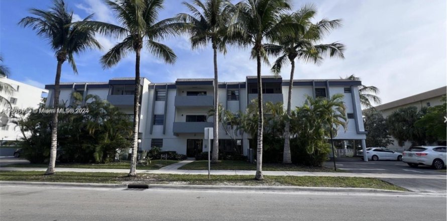 Condominio en North Miami Beach, Florida, 2 dormitorios  № 1928170