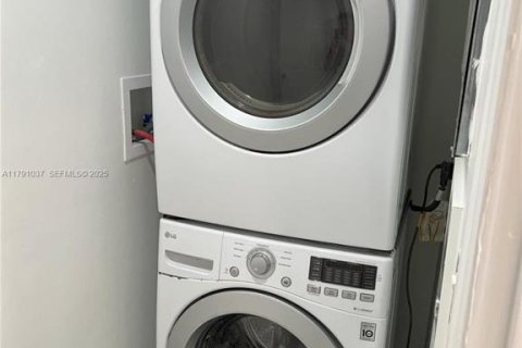 Снять в аренду виллу или дом в Дания-Бич, Флорида 1 комната, 142.14м2, № 2247673 - фото 3