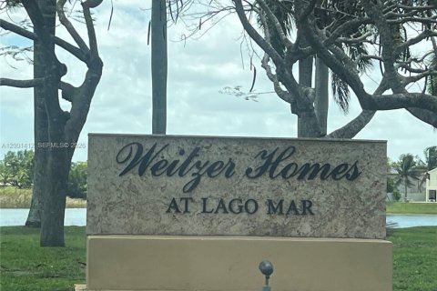 House in Miami, Florida 4 bedrooms, 198.35 sq.m. № 2066356 - photo 2