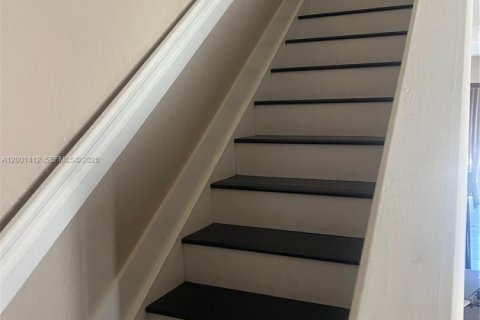 House in Miami, Florida 4 bedrooms, 198.35 sq.m. № 2066356 - photo 12