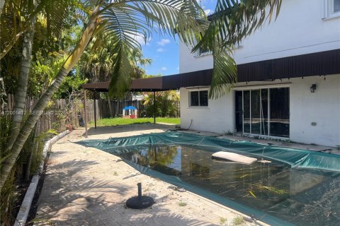 House in Miami, Florida 4 bedrooms, 198.35 sq.m. № 2066356 - photo 7