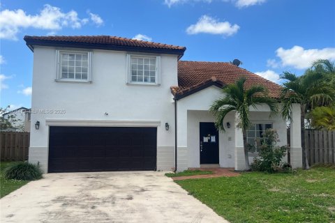 House in Miami, Florida 4 bedrooms, 198.35 sq.m. № 2066356 - photo 1