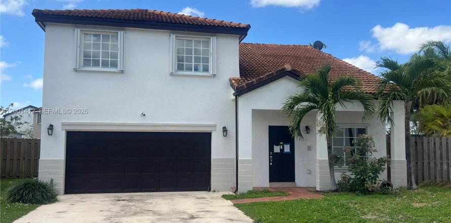 House in Miami, Florida 4 bedrooms, 198.35 sq.m. № 2066356