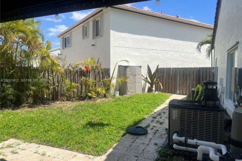 House in Miami, Florida 4 bedrooms, 198.35 sq.m. № 2066356 - photo 10