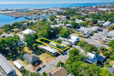 Commercial property in Pensacola, Florida № 561836 - photo 1